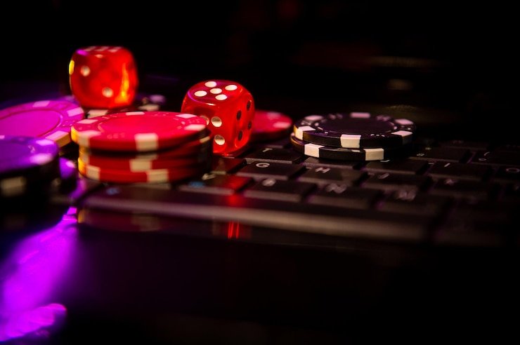 Dasbor permainan kasih777 menampilkan pilihan slot, meja live dealer, dan pasar olahraga